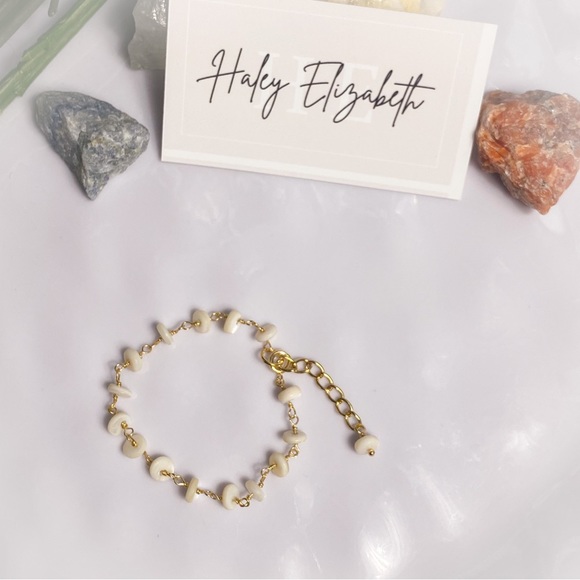 White Shell Bracelet - Picture 1 of 4